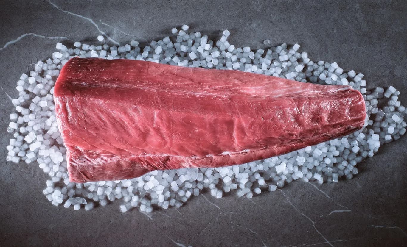 Dilimlenmiş orkinos sashimi ve saku blok